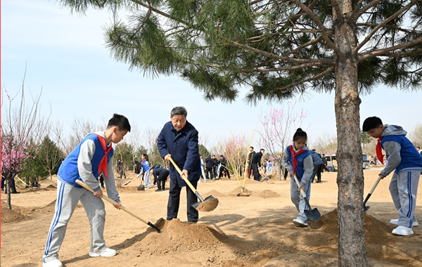 习近平在参加首都义务植树活动时强调，汇聚共建美丽中国磅礴力量 让祖国大地更加绿意盎然生机勃发